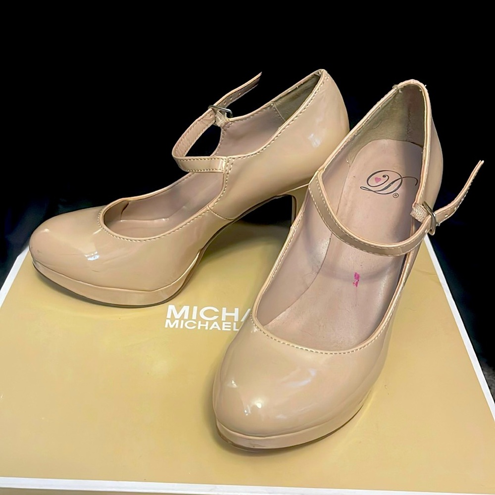 D-heart size 7 cream or tan